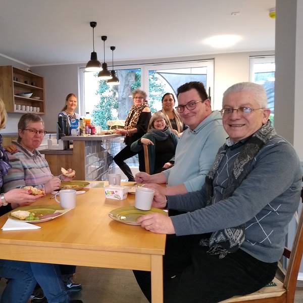 Besprechung des Ehrenamtlichen Teams beim Frühstück im neu gestalteten Porzer Treff.