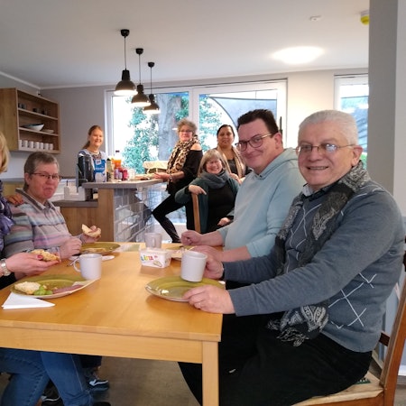 Besprechung des Ehrenamtlichen Teams beim Frühstück im neu gestalteten Porzer Treff.