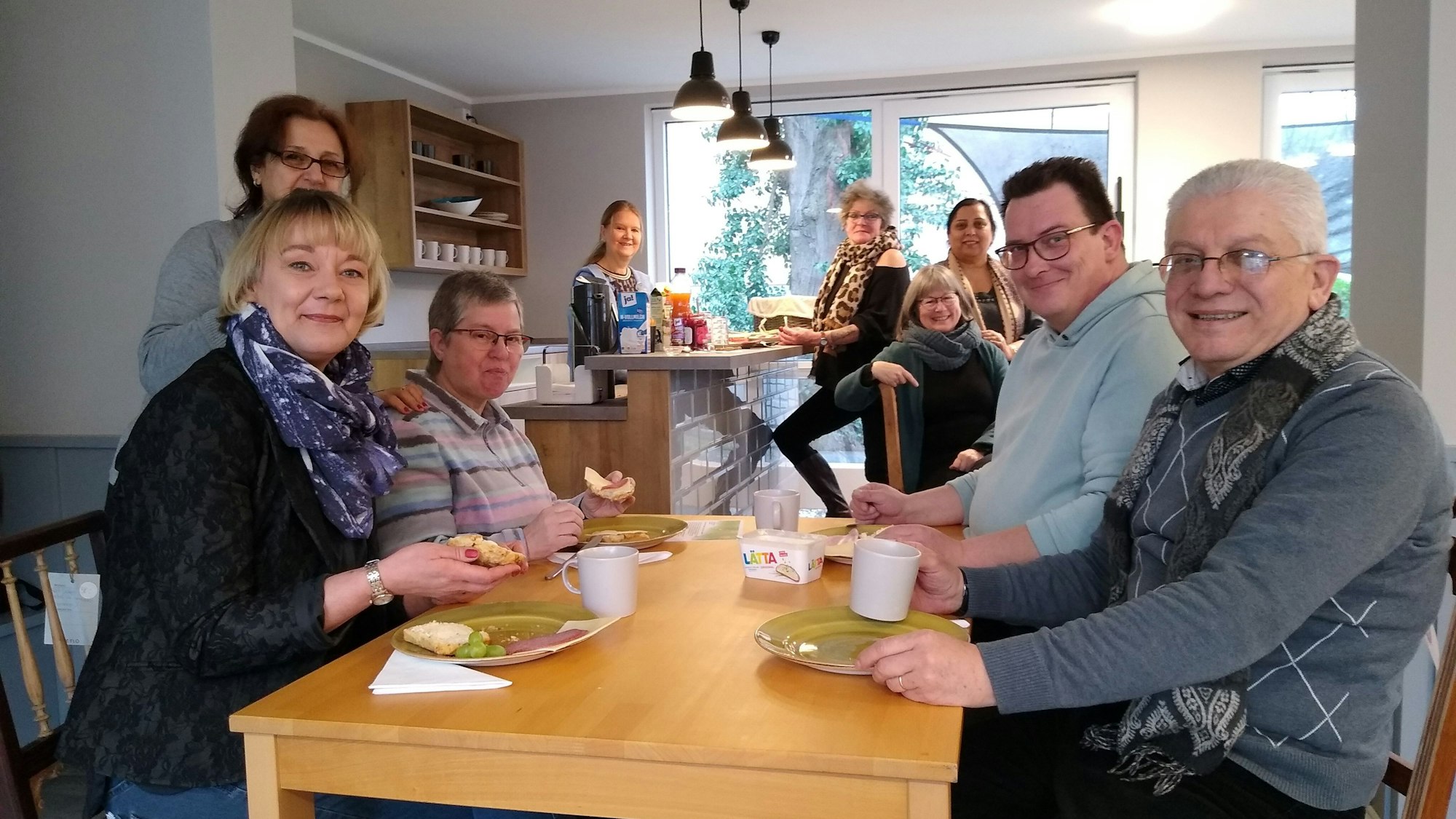 Besprechung des Ehrenamtlichen Teams beim Frühstück im neu gestalteten Porzer Treff.