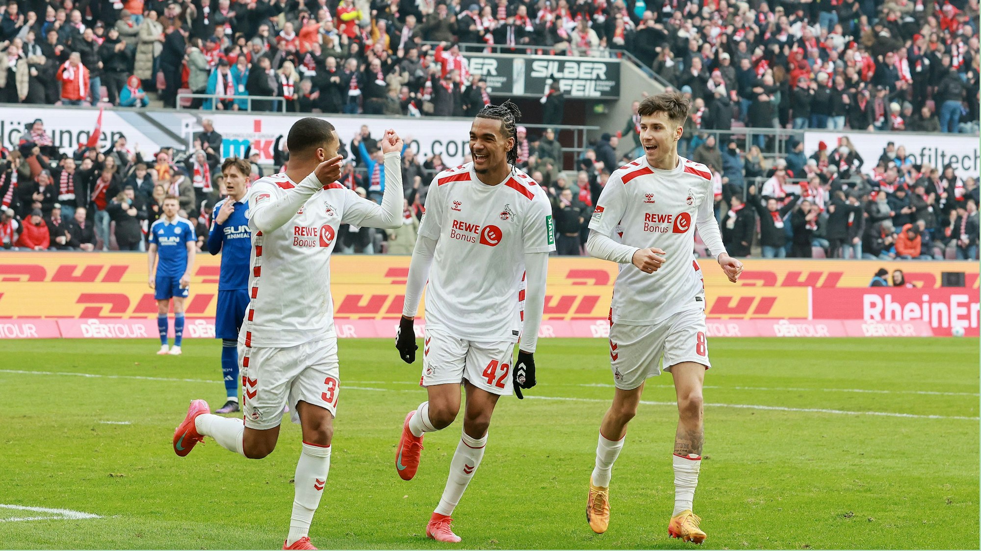 Jubel beim 1. FC Köln: Vorbereiter Linton Maina (l.) und Torschütze Damion Downs (m. feiern zusammen mit Denis Huseinbasic das Tor zur Führung.