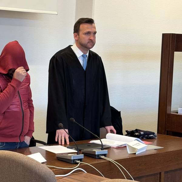 Der beschuldigte Taxifahrer mit seinem Verteidiger beim Prozessauftakt im Landgericht Köln