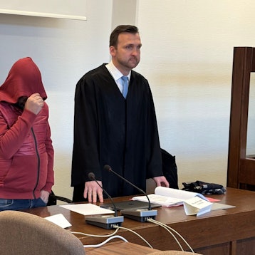Der beschuldigte Taxifahrer mit seinem Verteidiger beim Prozessauftakt im Landgericht Köln