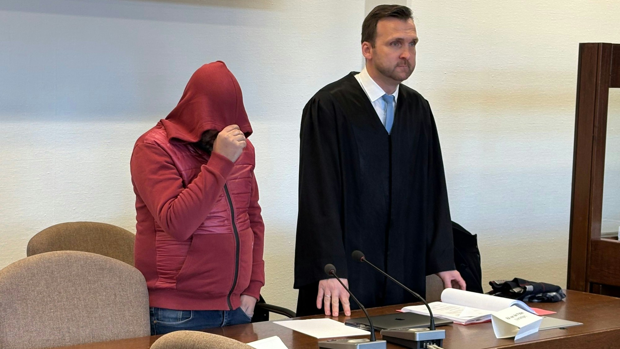 Der beschuldigte Taxifahrer mit seinem Verteidiger beim Prozessauftakt im Landgericht Köln