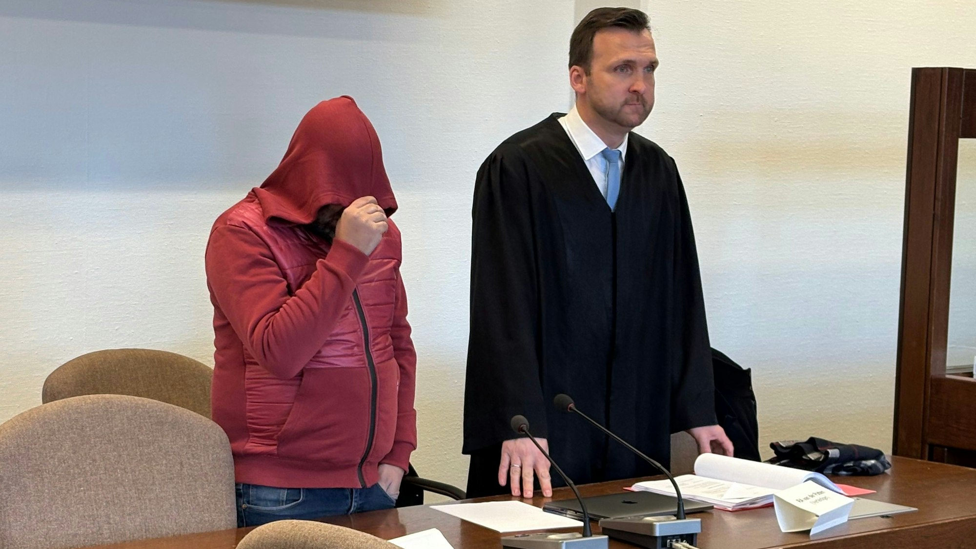 Der beschuldigte Taxifahrer mit seinem Verteidiger beim Prozessauftakt im Landgericht Köln