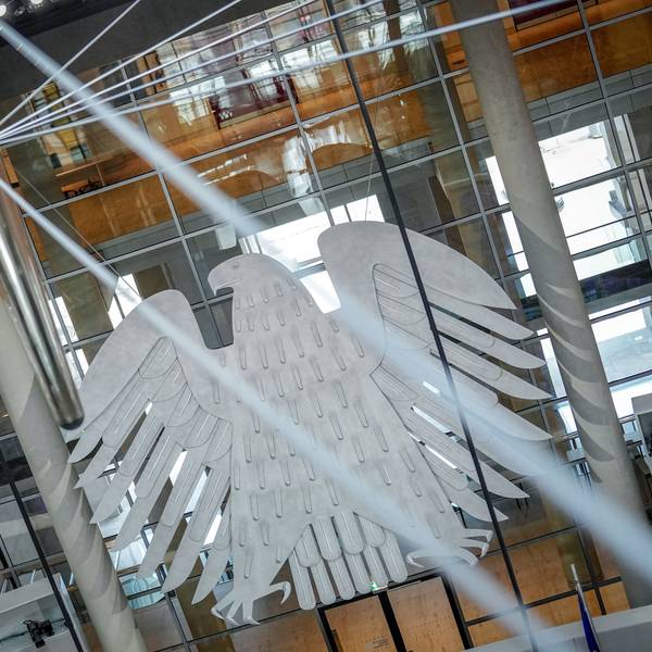 Blick in den Plenarsaal des Bundestags mit dem Bundesadler.