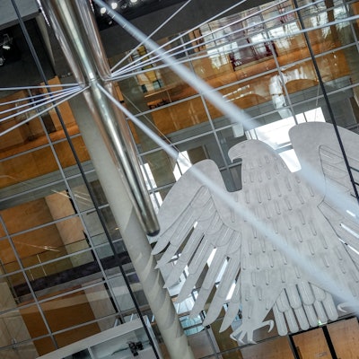 Blick in den Plenarsaal des Bundestags mit dem Bundesadler.