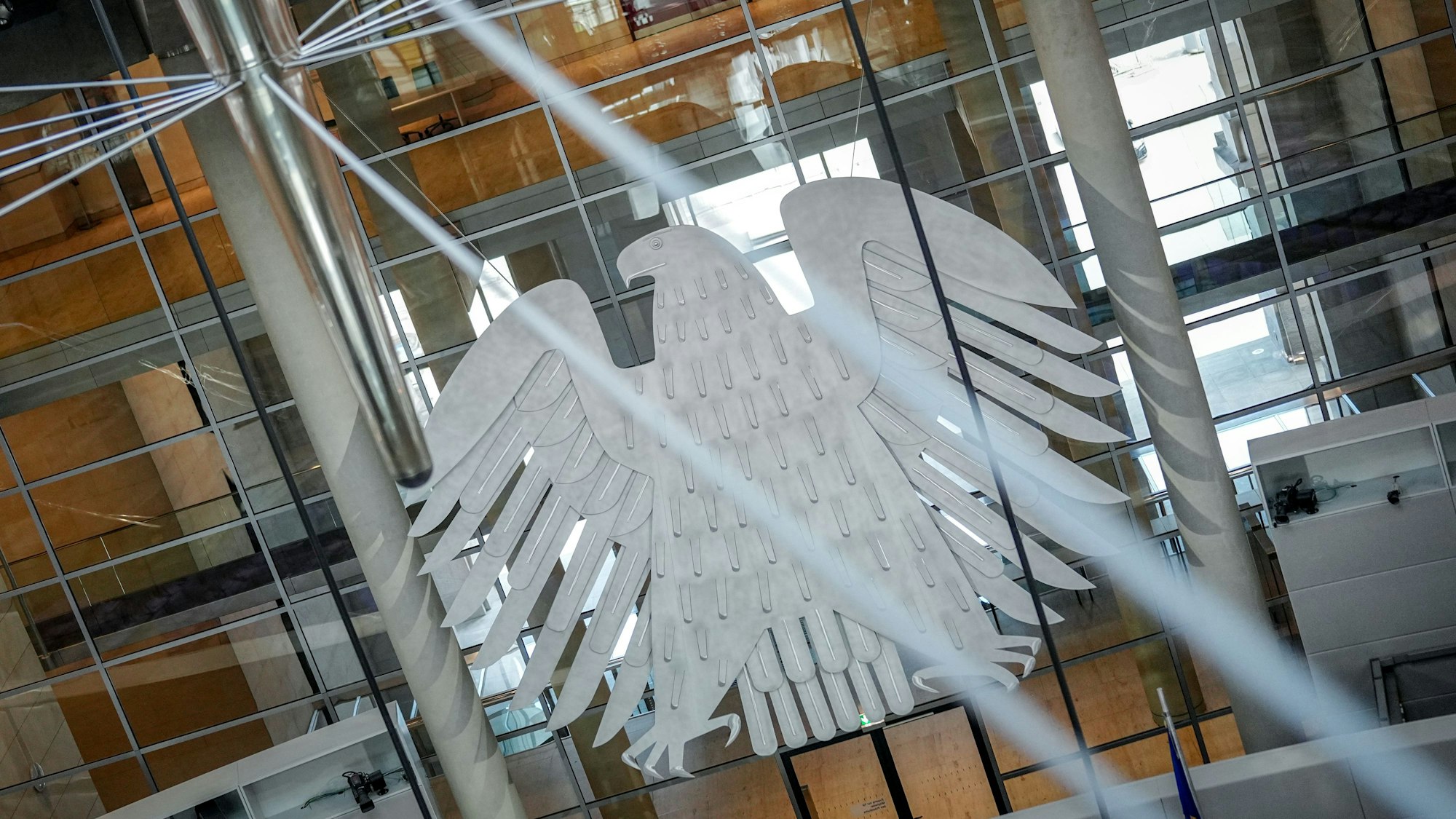 Blick in den Plenarsaal des Bundestags mit dem Bundesadler.