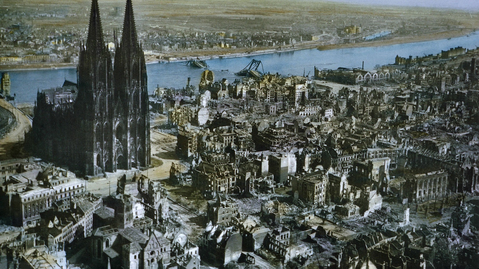 Köln im Jahr 1945. In dieser Zeit spielt Cay Rademachers neuer Roman „Nacht der Ruinen“