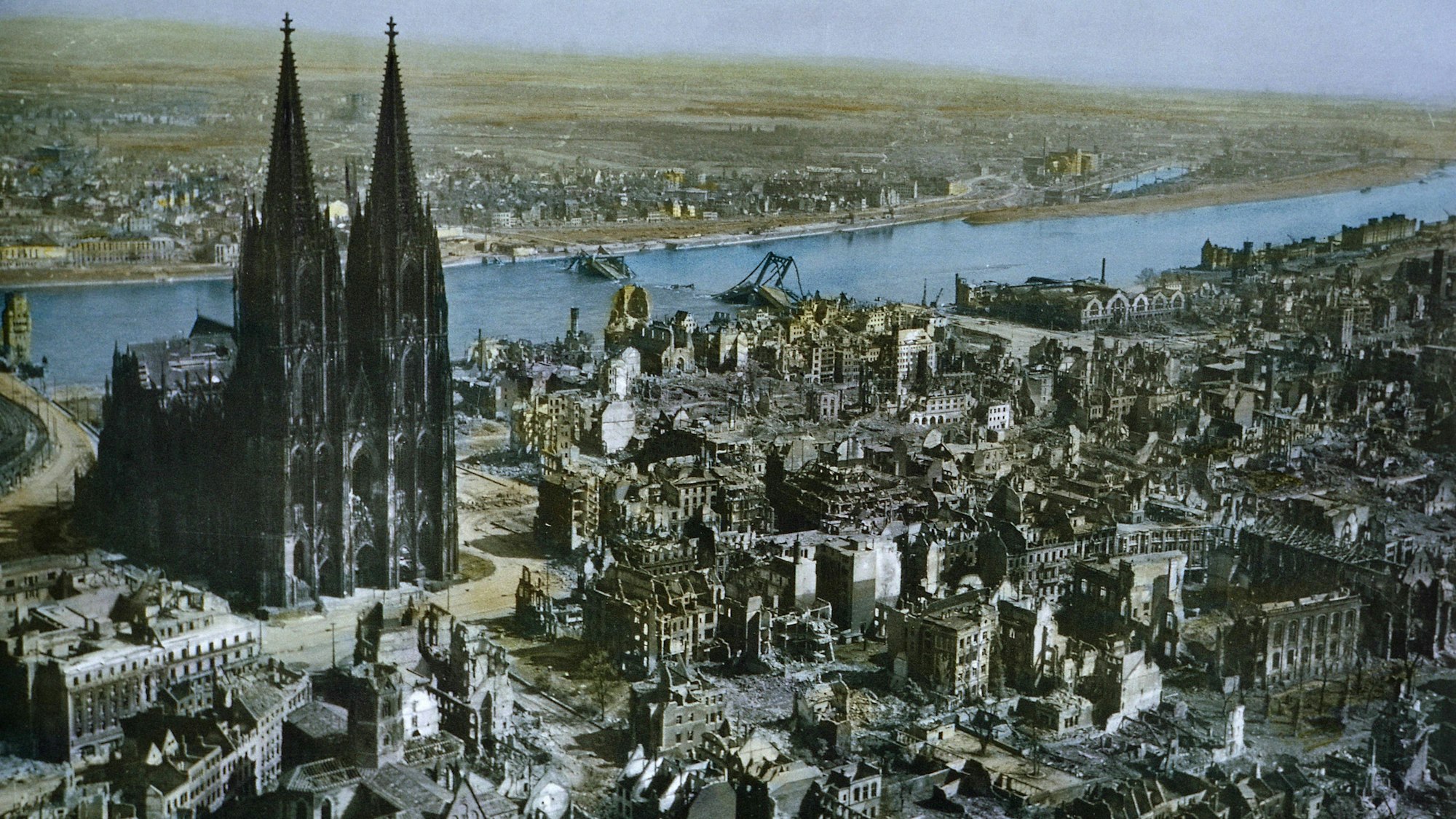 Köln im Jahr 1945. In dieser Zeit spielt Cay Rademachers neuer Roman „Nacht der Ruinen“