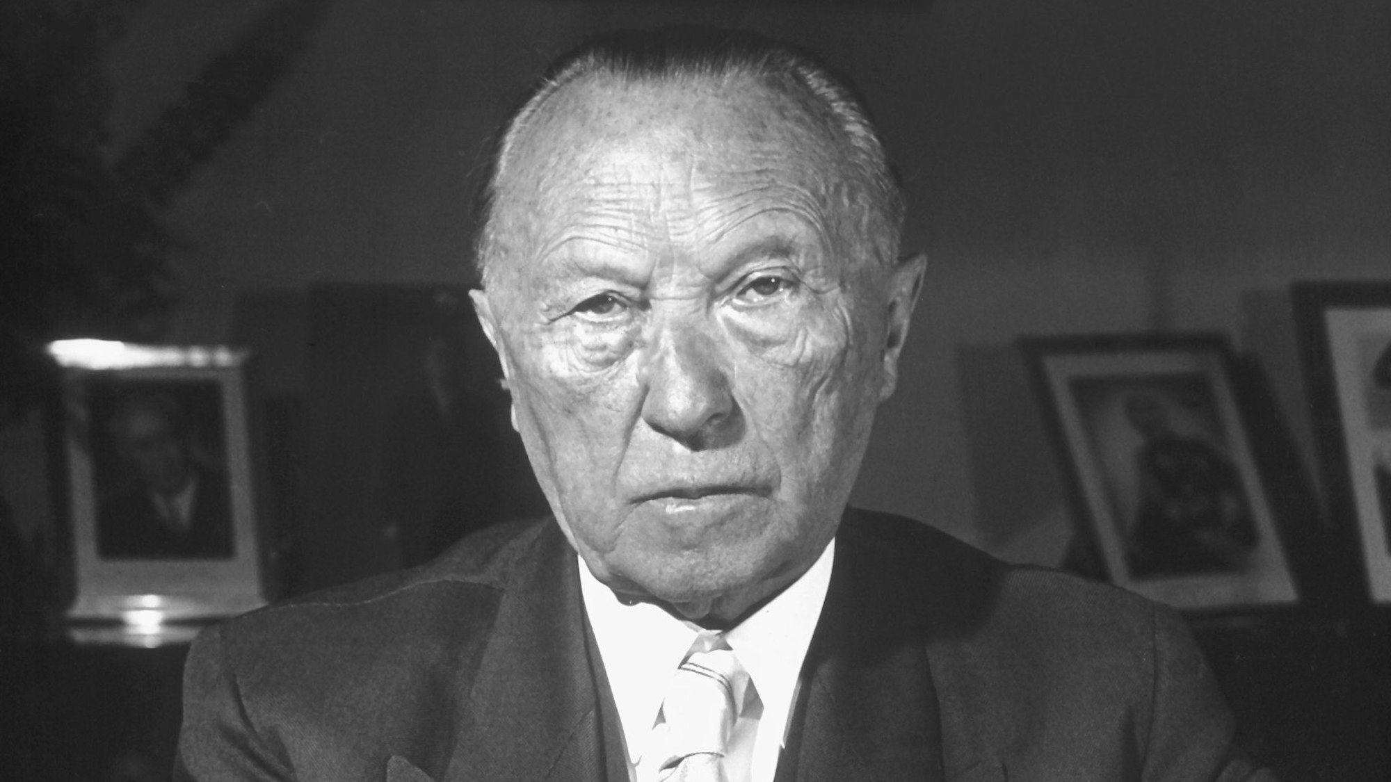 Konrad Adenauer war nach dem Krieg aufgrund seiner entschiedenen Westbindung, seines pragmatischen Führungsstils und seines Erfolgs beim wirtschaftlichen Wiederaufbau bei vielen Deutschen sehr beliebt.