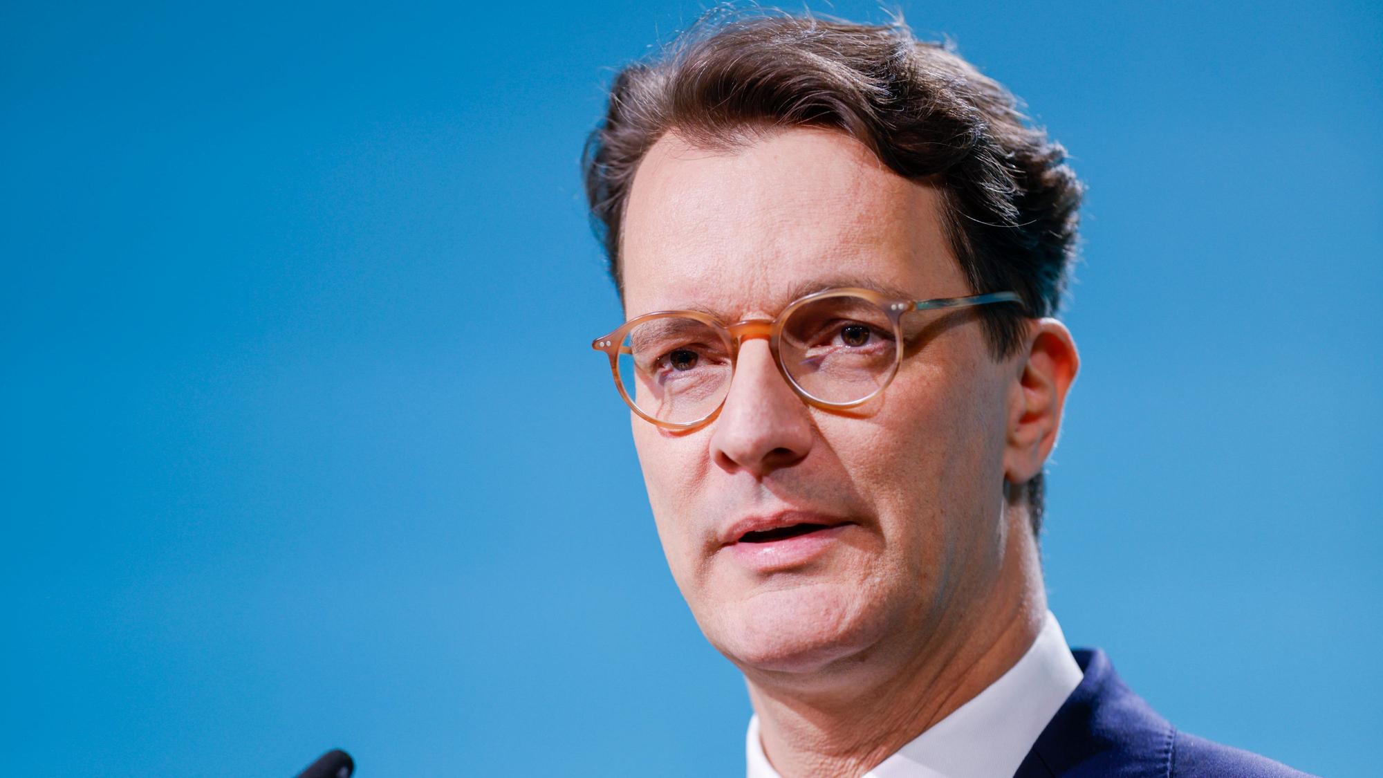 „Nordrhein-Westfalen ist das Herz der deutschen Industrie und stark auf offene und faire Handelsbeziehungen angewiesen“, sagte Ministerpräsident Hendrik Wüst (CDU) dem „Kölner Stadt-Anzeiger“.