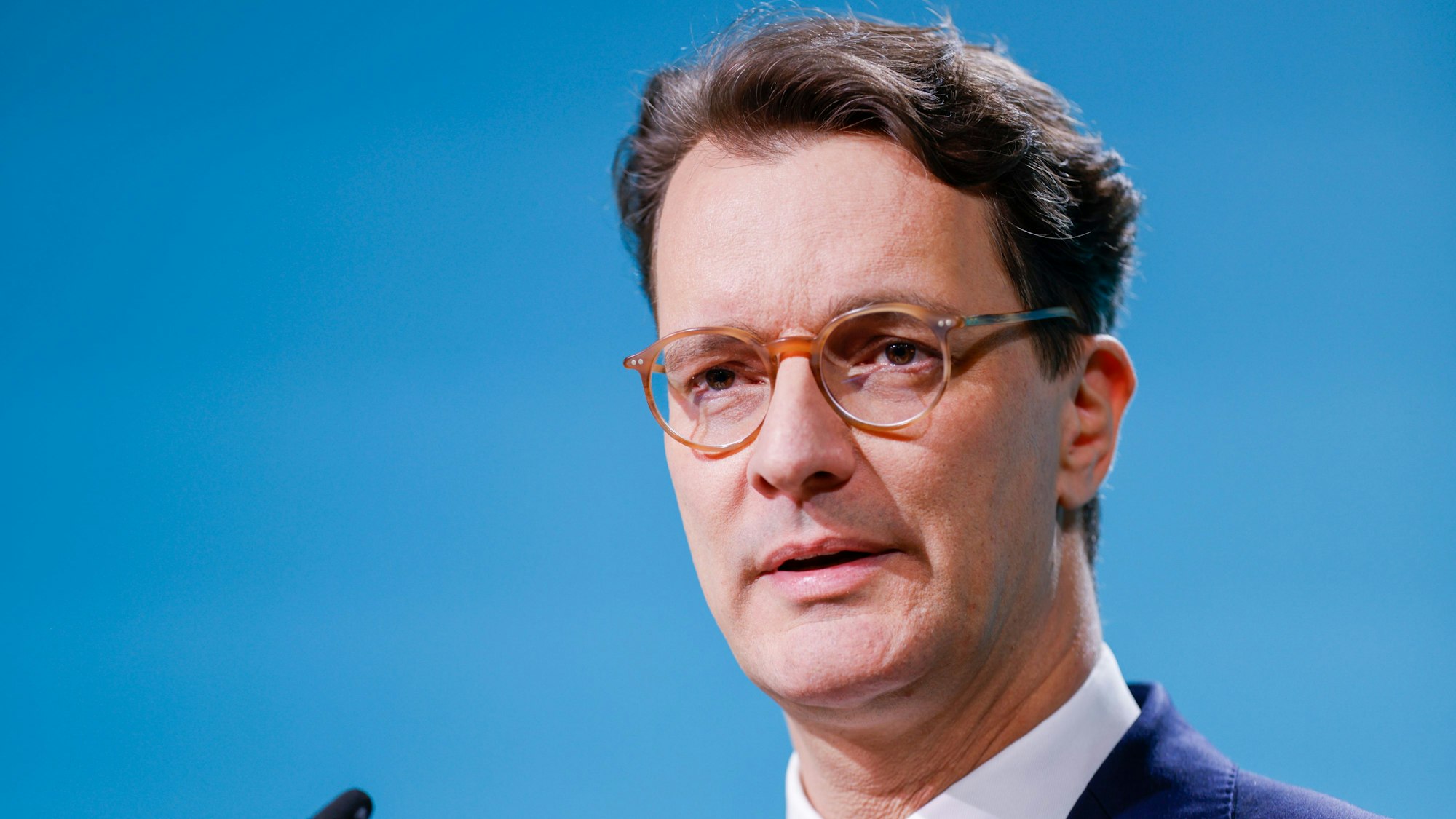 „Nordrhein-Westfalen ist das Herz der deutschen Industrie und stark auf offene und faire Handelsbeziehungen angewiesen“, sagte Ministerpräsident Hendrik Wüst (CDU) dem „Kölner Stadt-Anzeiger“.