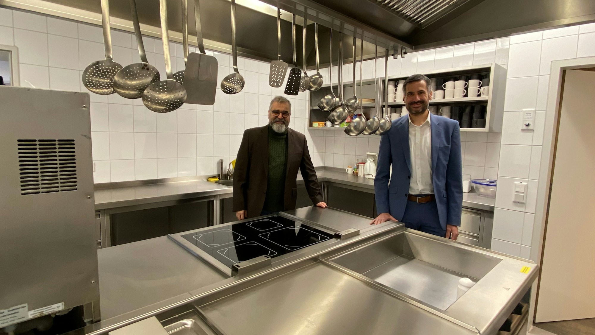 Eine professionell ausgestattete Küche erleichtert die zweimal wöchentlich angebotene Essensausgabe für bedürftige Menschen.