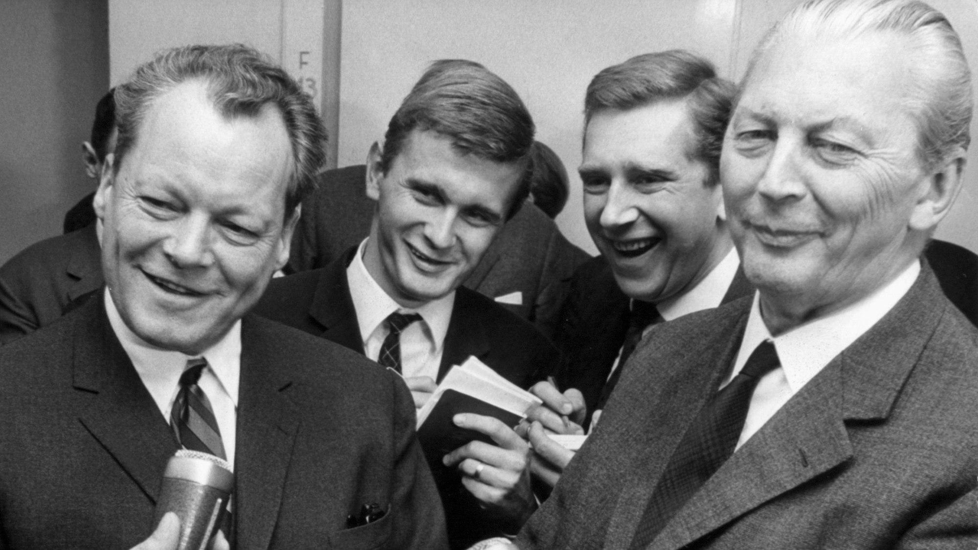 Der SPD-Vorsitzende Willy Brandt und CDU-Kanzlerkandidat Kurt Georg Kiesinger beantworten nach einem Gespräch der Verhandlungsdelegationen ihrer Parteien über die Möglichkeit einer Großen Koalition.