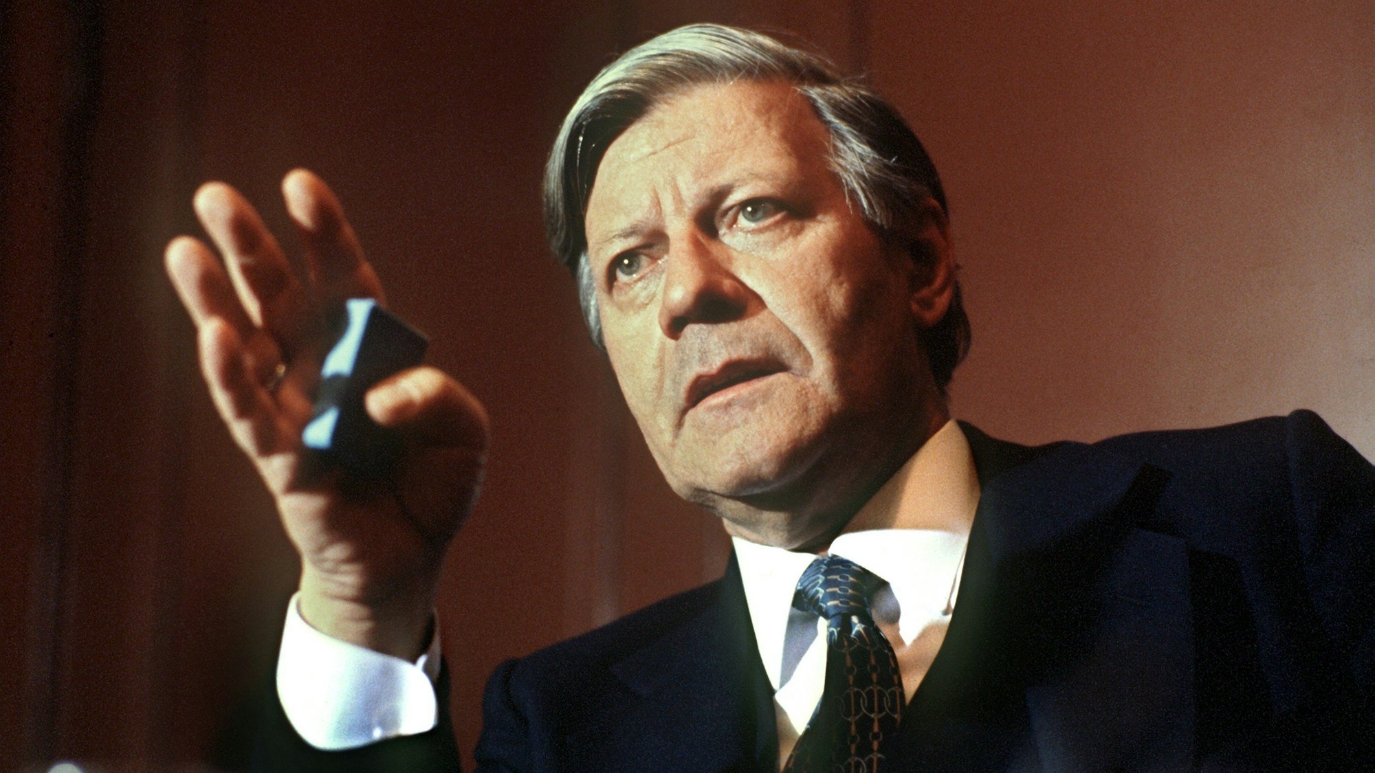 Der damalige Bundeskanzler Helmut Schmidt (SPD) gestikuliert während einer Rede im Juni 1979.
