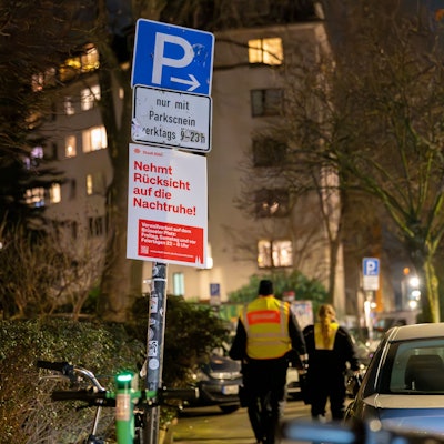 Das Ordnungsamt patrouilliert abends am Brüsseler Platz.