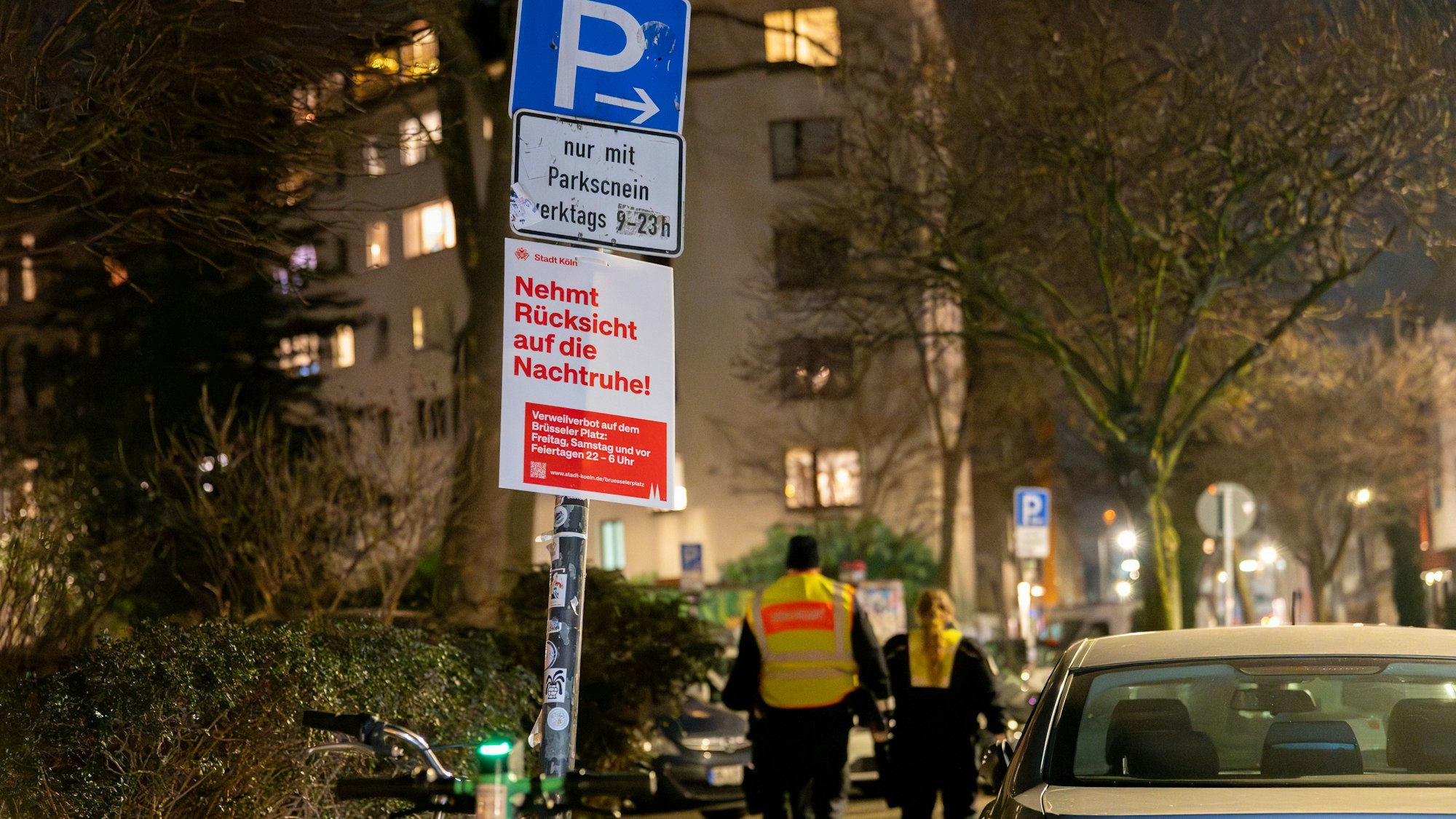 Das Ordnungsamt patrouilliert abends am Brüsseler Platz.