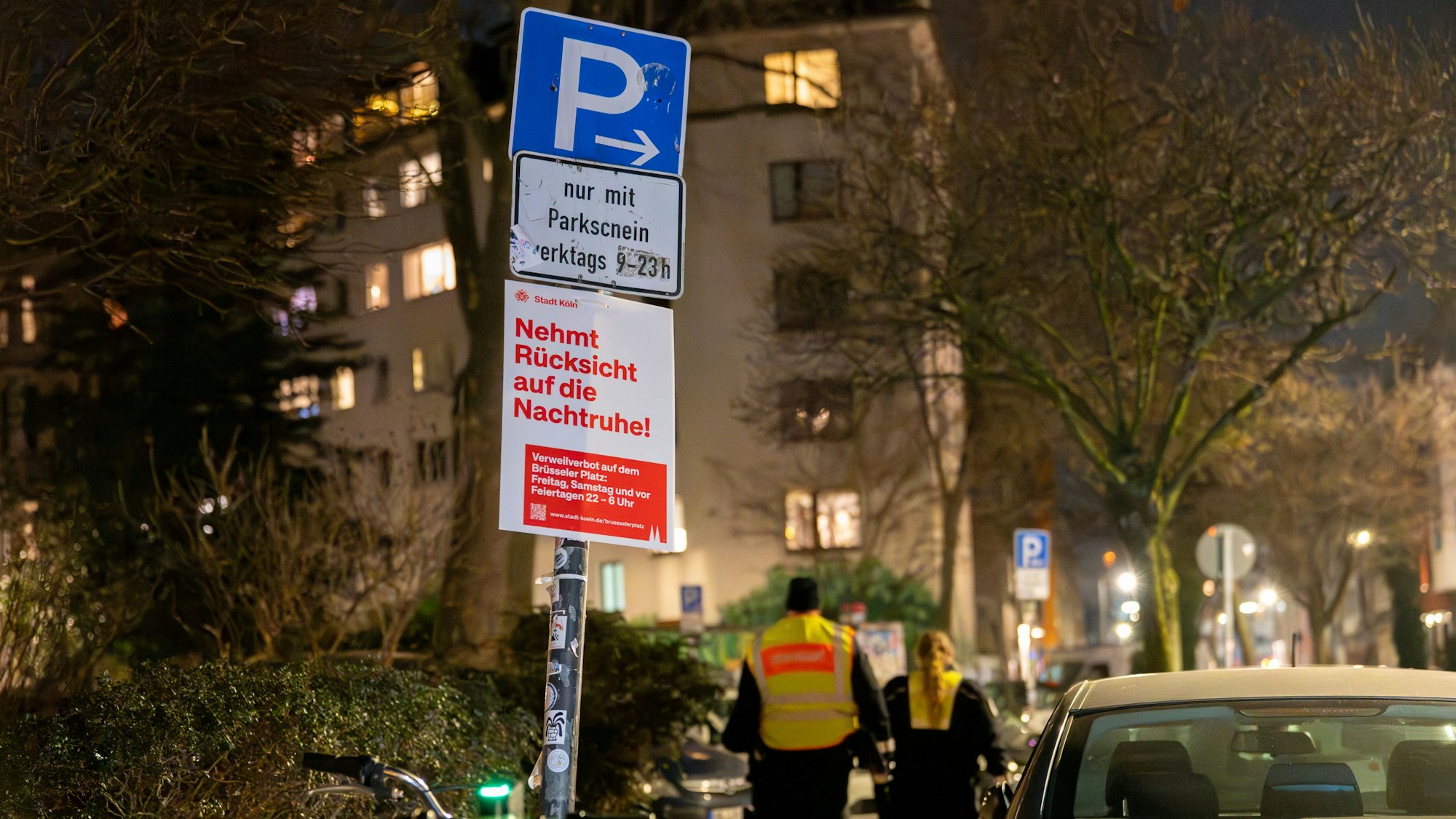 Das Ordnungsamt patrouilliert abends am Brüsseler Platz.