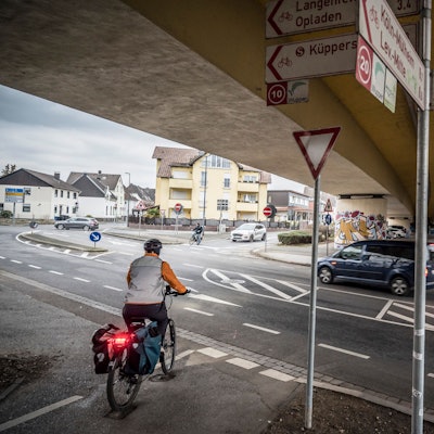 Die Kreuzung Neuenhof, Hardenberg- und Windthorststraße unter der B8 ist ein Unfallschwerpunkt. Foto: Ralf Krieger