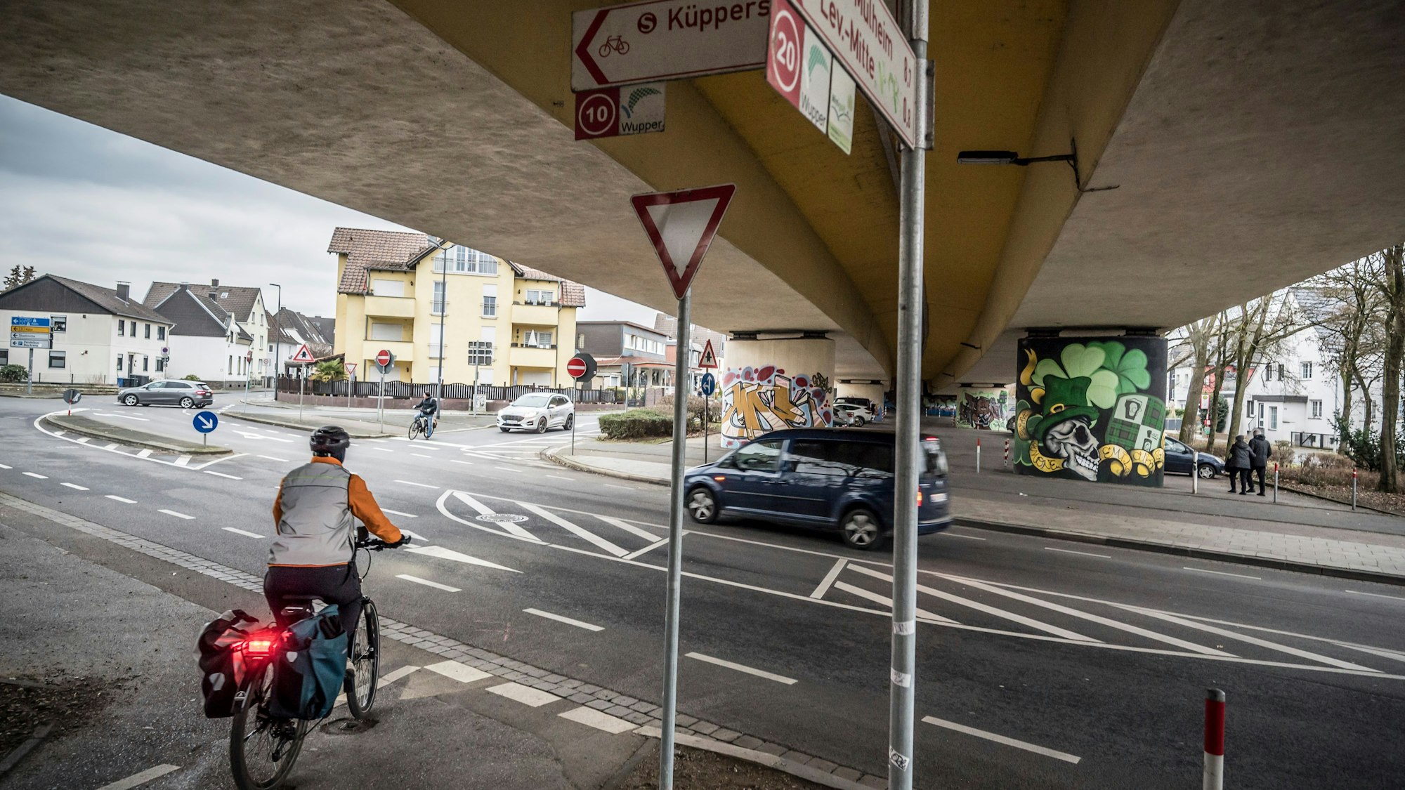 Die Kreuzung Neuenhof, Hardenberg- und Windthorststraße unter der B8 ist ein Unfallschwerpunkt. Foto: Ralf Krieger
