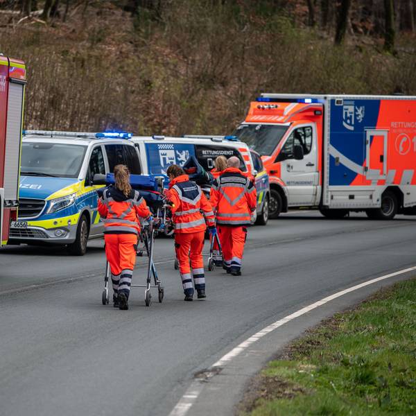 Die Feuerwehr und der Notdienst waren mit einem Großaufgebot im Einsatz (Symbolfoto).