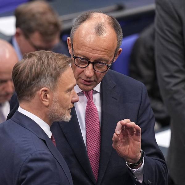 ARCHIV - 31.01.2025, Berlin: Friedrich Merz (r), CDU Bundesvorsitzender und CDU/CSU Fraktionsvorsitzender im Bundestag, und Christian Lindner (FDP), ehemaliger Bundesminister der Finanzen und FDP-Bundesparteivorsitzender, unterhalten sich im Plenarsaal im Bundestag. Im Bundestag soll unter anderem über das «Zustrombegrenzungsgesetz» der Union zur Eindämmung der Migration abgestimmt werden. (zu dpa: «Mehr Asylanträge im Januar: Syrien Herkunftsland Nummer eins») Foto: Michael Kappeler/dpa +++ dpa-Bildfunk +++