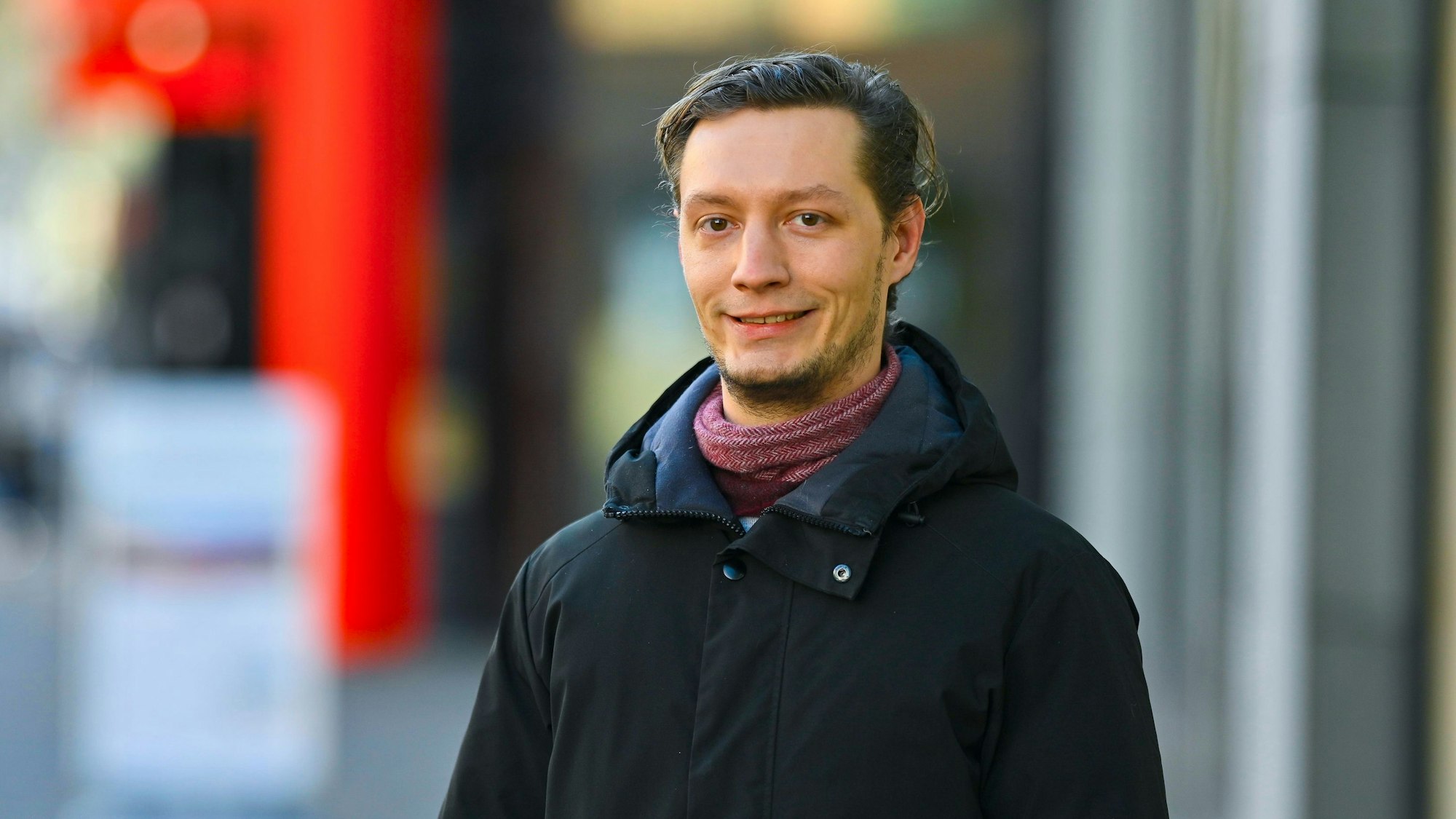 Ein Porträtfoto von Marius Roth.