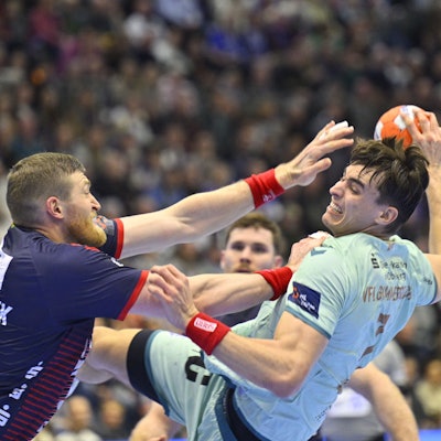 Flensburgs Abwehrchef Blaz Blagotinsek versucht Julian Köster den Ball abzujagen.