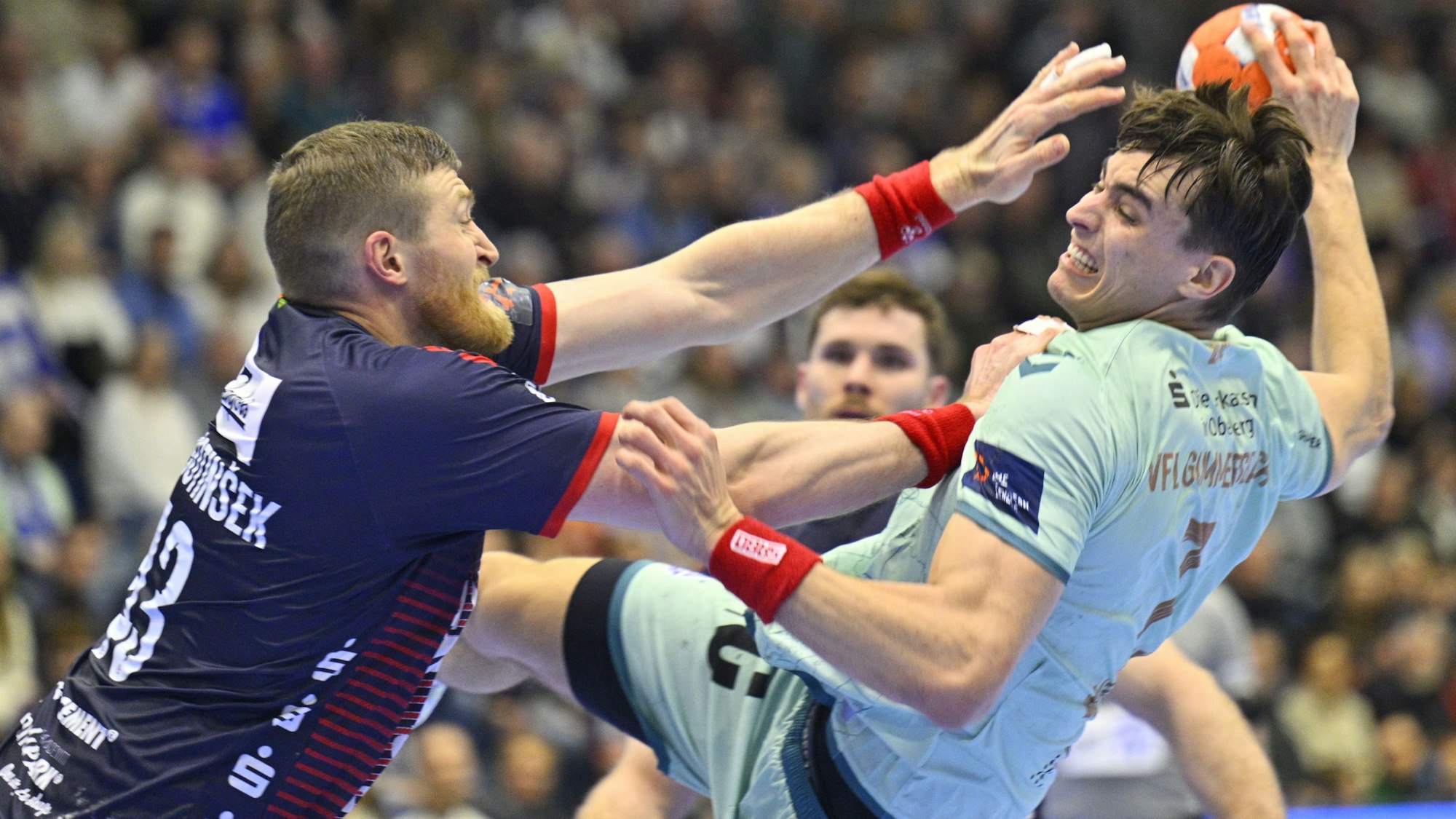 Flensburgs Abwehrchef Blaz Blagotinsek versucht Julian Köster den Ball abzujagen.