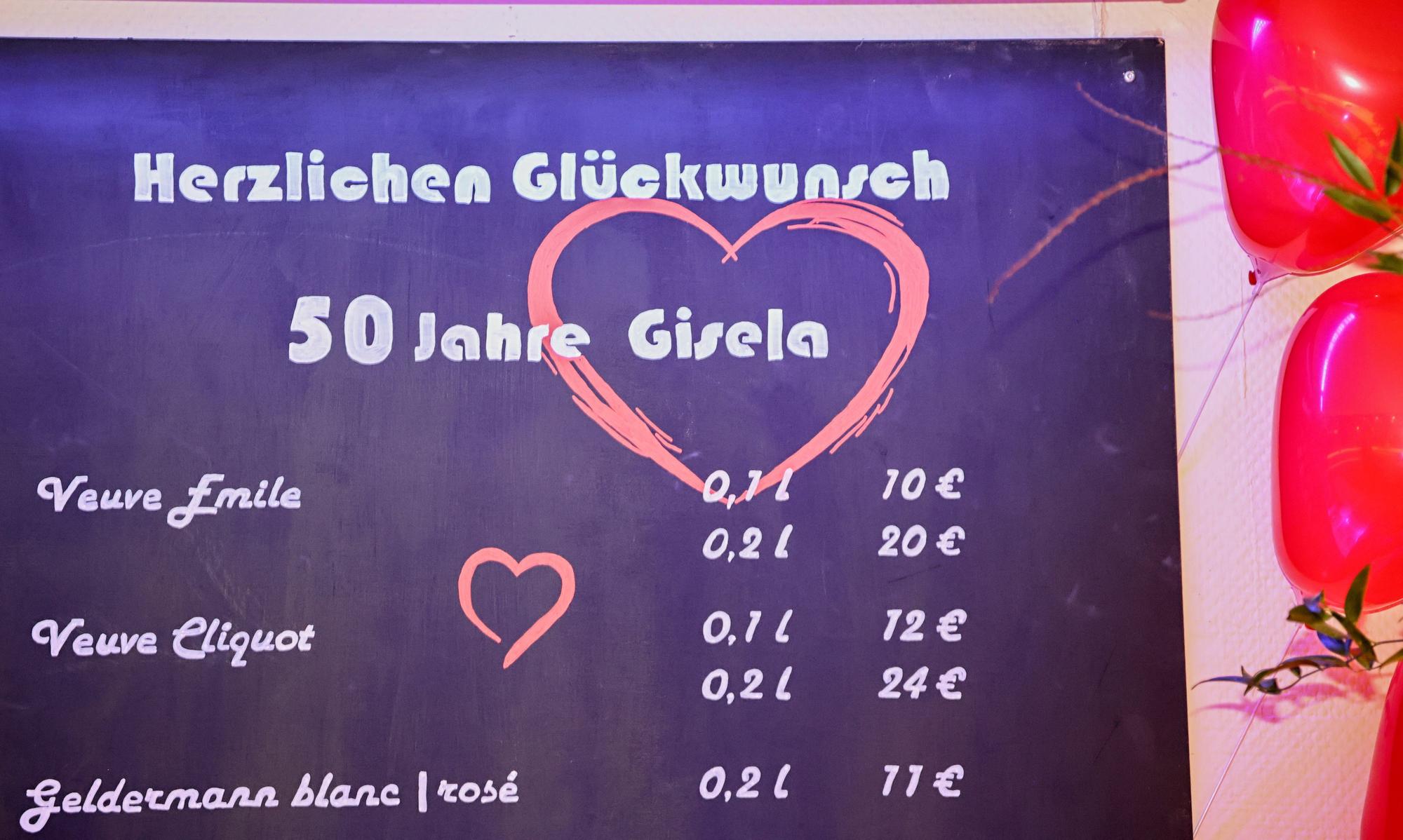 Extra für Gisela Mölkens Jubiläum wurde die Tafel an ihrer Theke neu gemacht