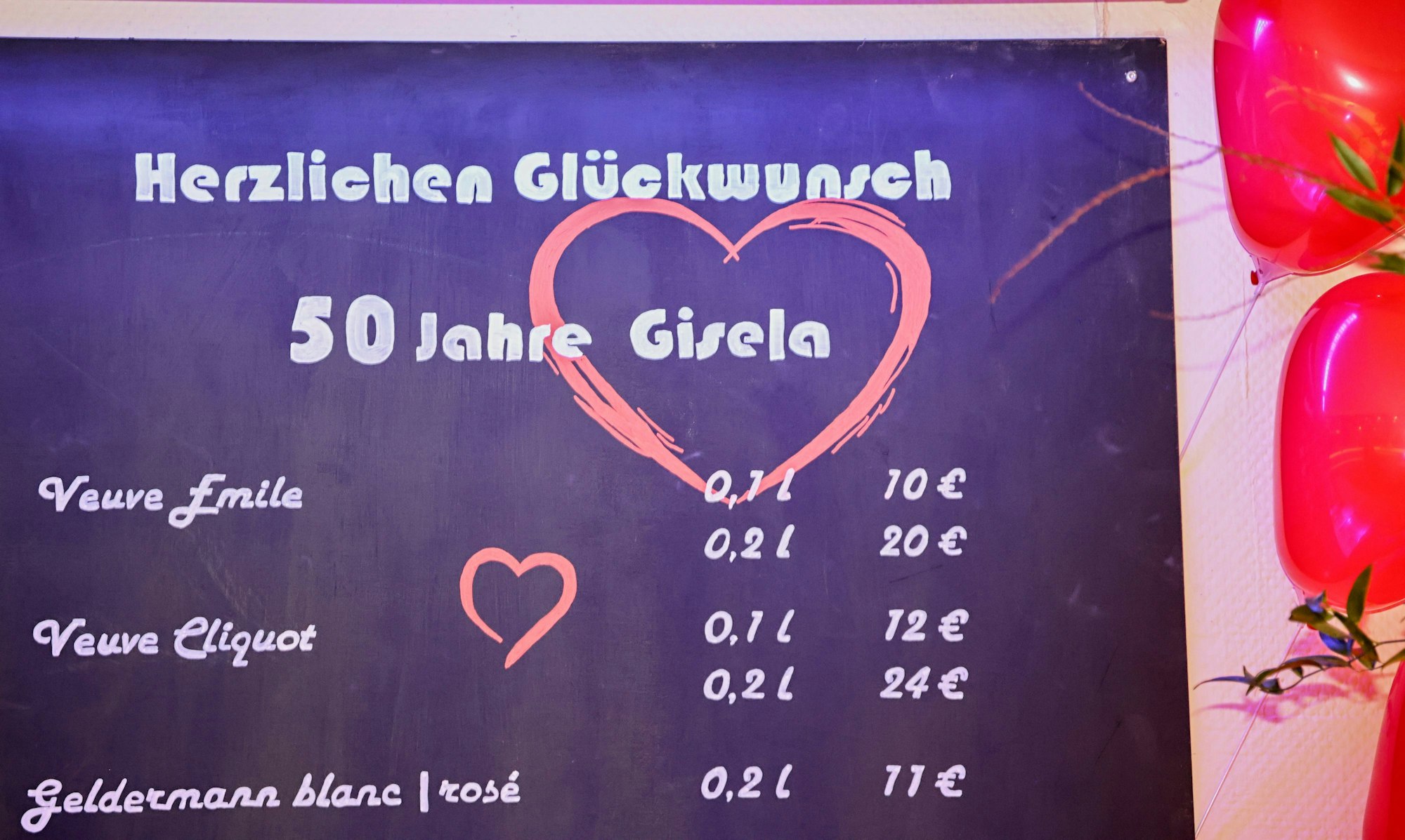 Extra für Gisela Mölkens Jubiläum wurde die Tafel an ihrer Theke neu gemacht