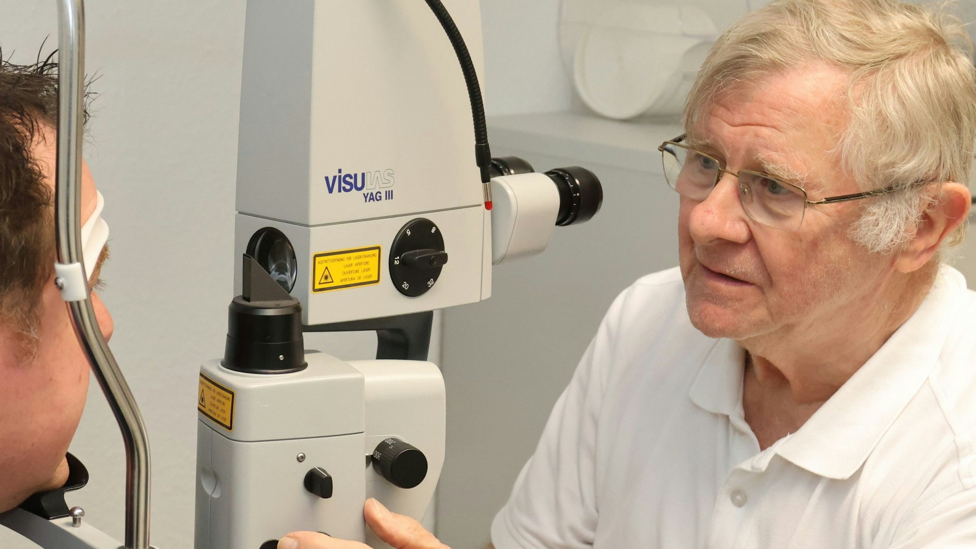 Dr. Hans-Jürgen Schnell ist auch mit 76 Jahren als Augenarzt noch lange nicht im Ruhestand. Auch in der Gemeinschaftspraxis am Kreiskrankenhaus in Waldbröl ist er anzutreffen. Diese Praxis hat einst sein Bruder Dieter gegründet. Hier sieht man Hans-Jürgen Schnell bei einer Untersuchung.