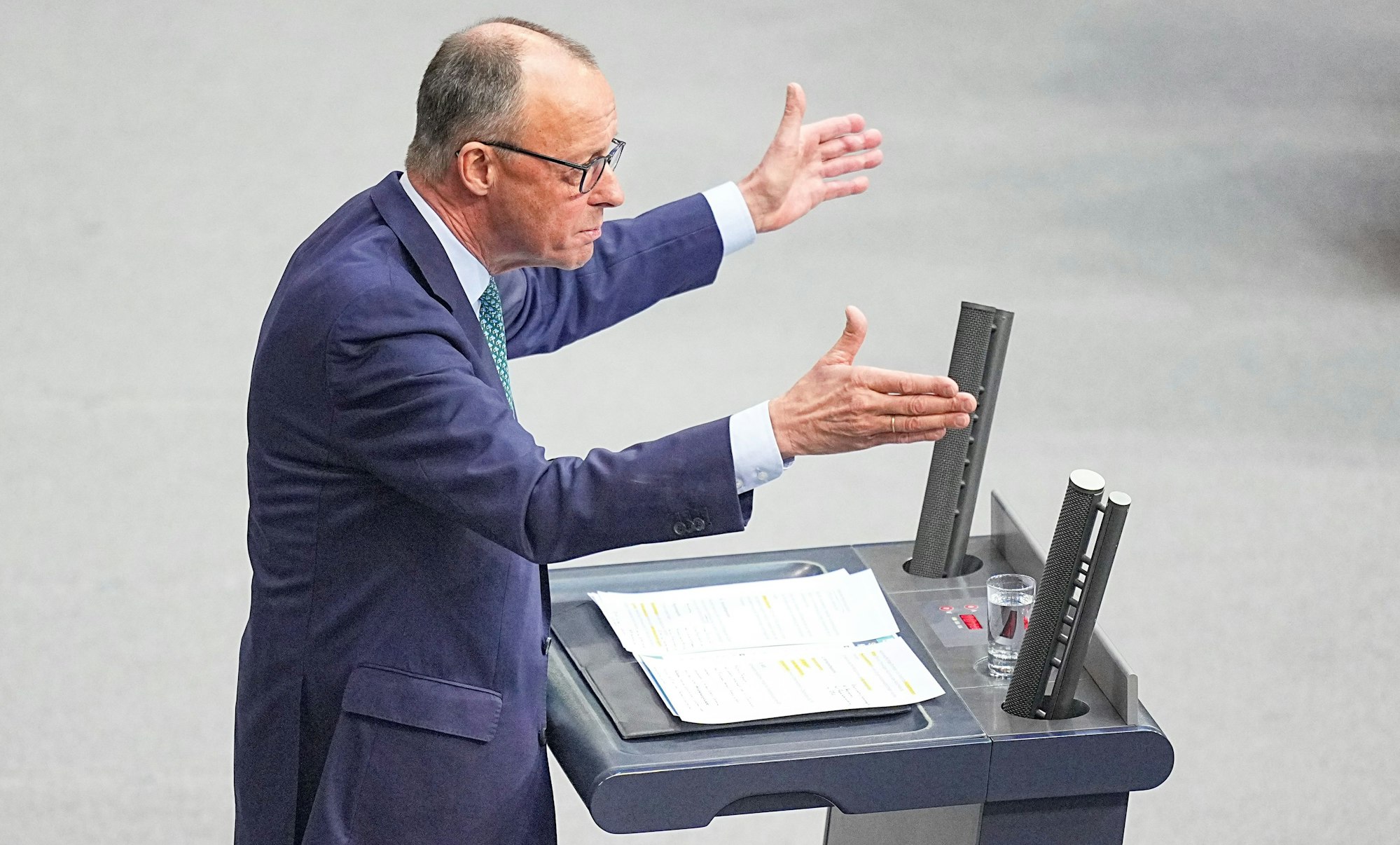 Friedrich Merz, Unions-Kanzlerkandidat und CDU-Bundesvorsitzender, spricht im Bundestag.