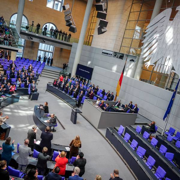 Blick in den Plenarsaal des Bundestags mit dem Bundesadler.