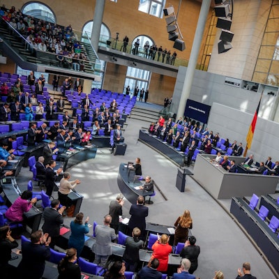 Blick in den Plenarsaal des Bundestags mit dem Bundesadler.