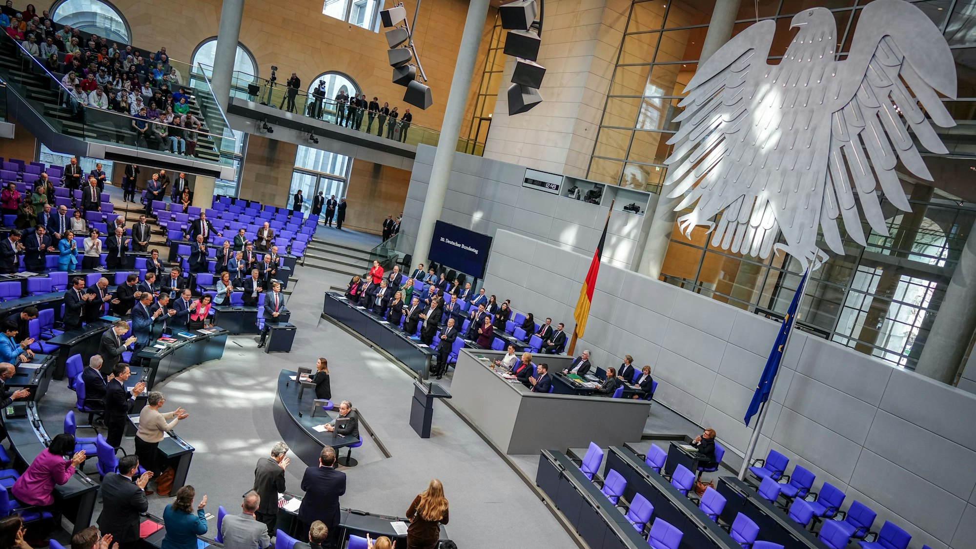 Blick in den Plenarsaal des Bundestags mit dem Bundesadler.