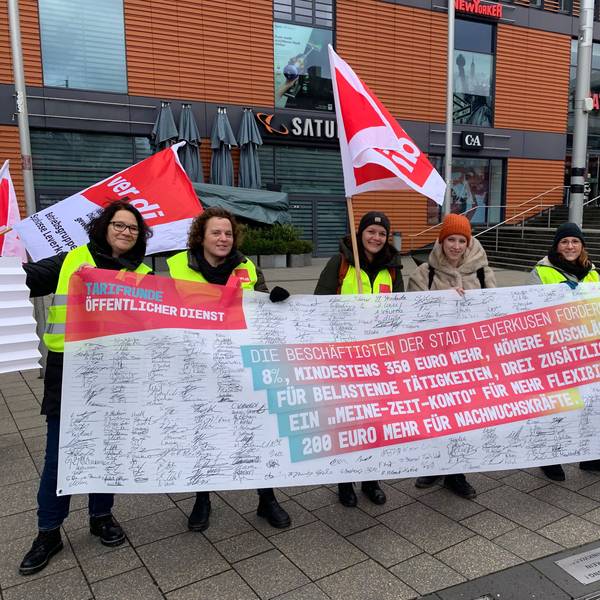 Streikende mit Plakat