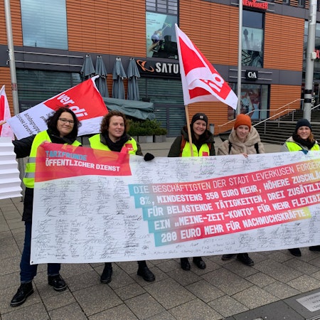 Streikende mit Plakat