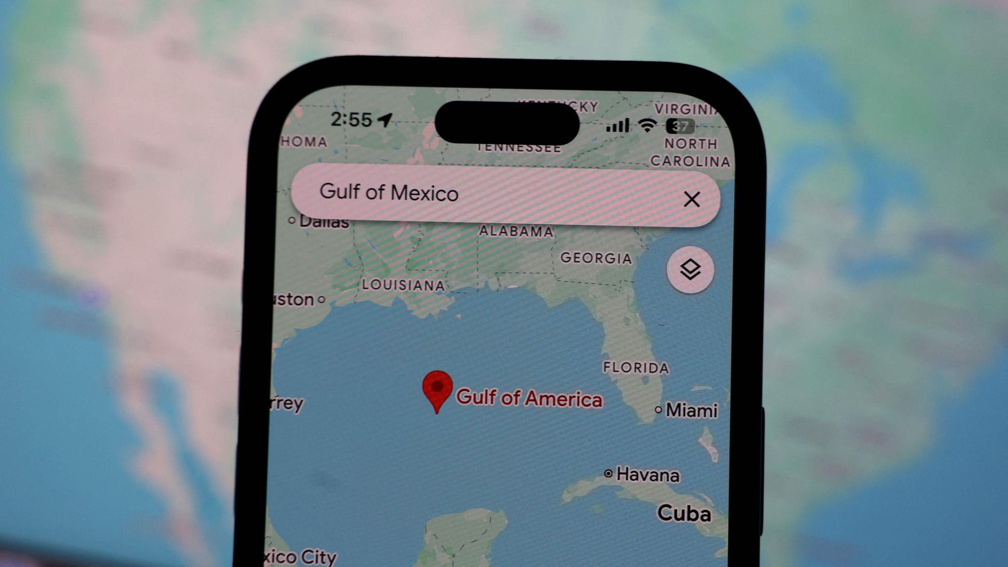 Google-Karte mit dem neuen Namen auf Handy.