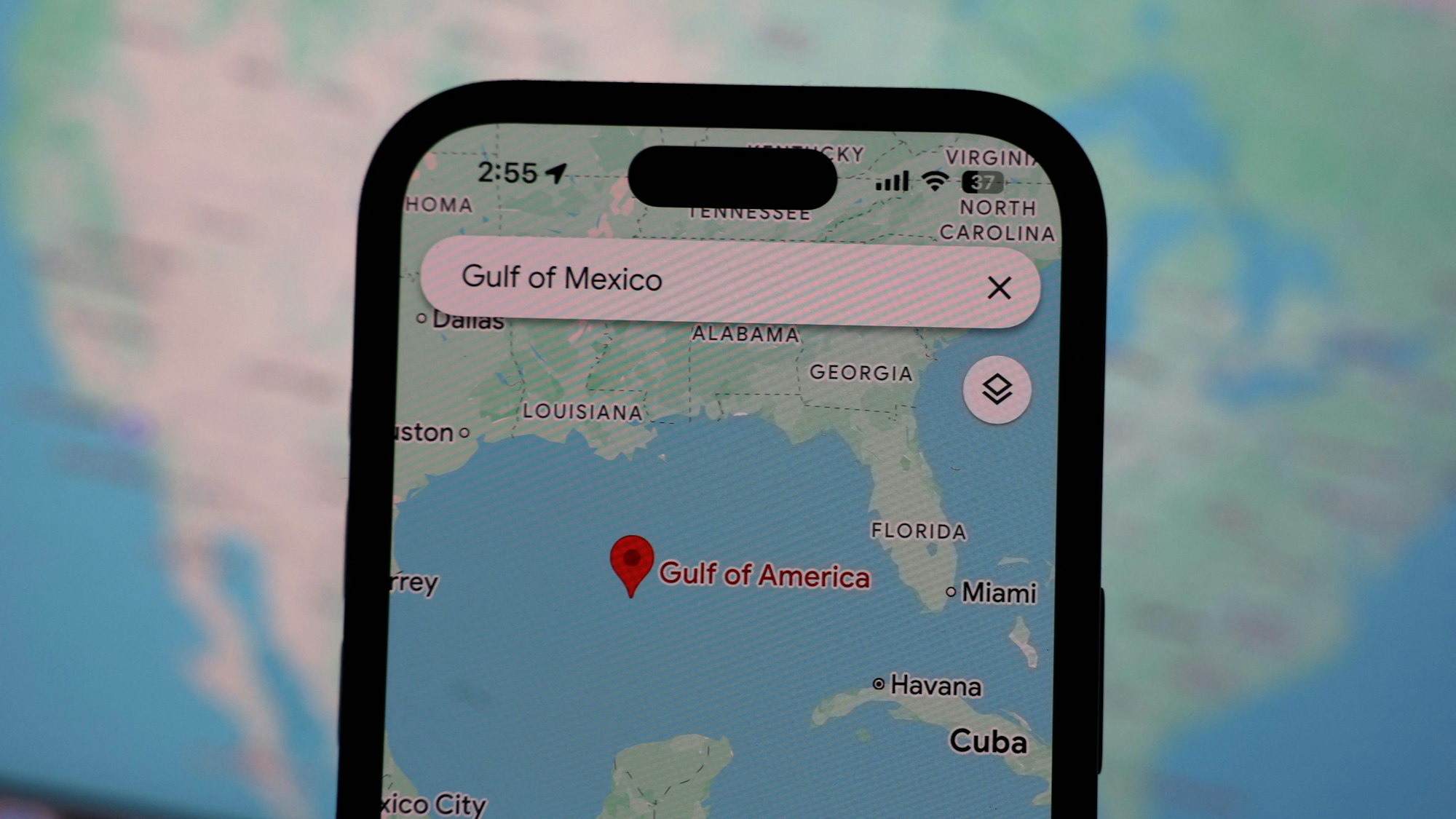 Google-Karte mit dem neuen Namen auf Handy.