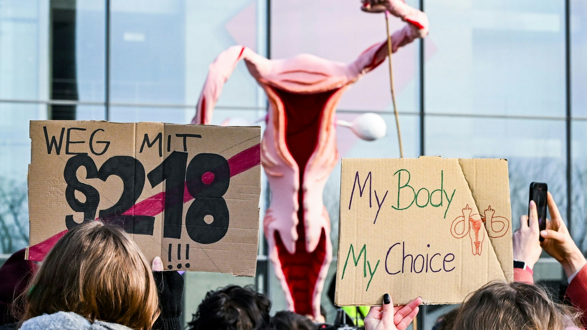 Anlässlich der Sachverständigenanhörung vom Rechtsausschuss demonstrieren Bündnisse mit einem überdimensionalen Uterus für sexuelle Selbstbestimmung und für die Legalisierung von Schwangerschaftsabbrüchen vor dem Paul-Löbe-Haus.