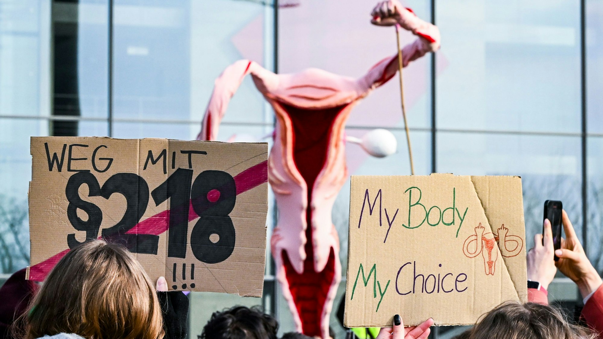 Anlässlich einer Sachverständigenanhörung im Rechtsausschuss des Bundestags am 10. Februar demonstrieren Bündnisse mit einem überdimensionalen Uterus für sexuelle Selbstbestimmung und für die Legalisierung von Schwangerschaftsabbrüchen.