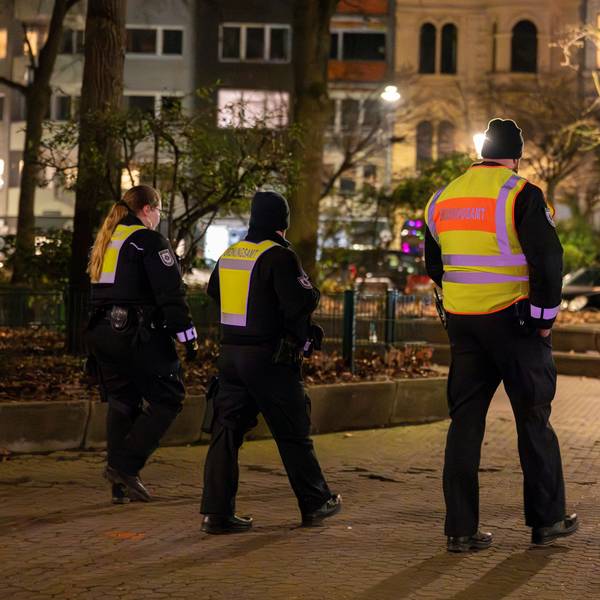Das Ordnungsamt patrouilliert abends am Brüsseler Platz. Zum Schutz der Anwohnenden vor Lärm dürfen sich nach 22 Uhr auf dem Brüsseler Platz erstmalig keine Personen mehr aufhalten. (Archivbild)