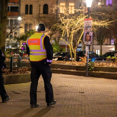 Das Ordnungsamt patrouilliert abends am Brüsseler Platz. Zum Schutz der Anwohnenden vor Lärm dürfen sich nach 22 Uhr auf dem Brüsseler Platz erstmalig keine Personen mehr aufhalten. (Archivbild)