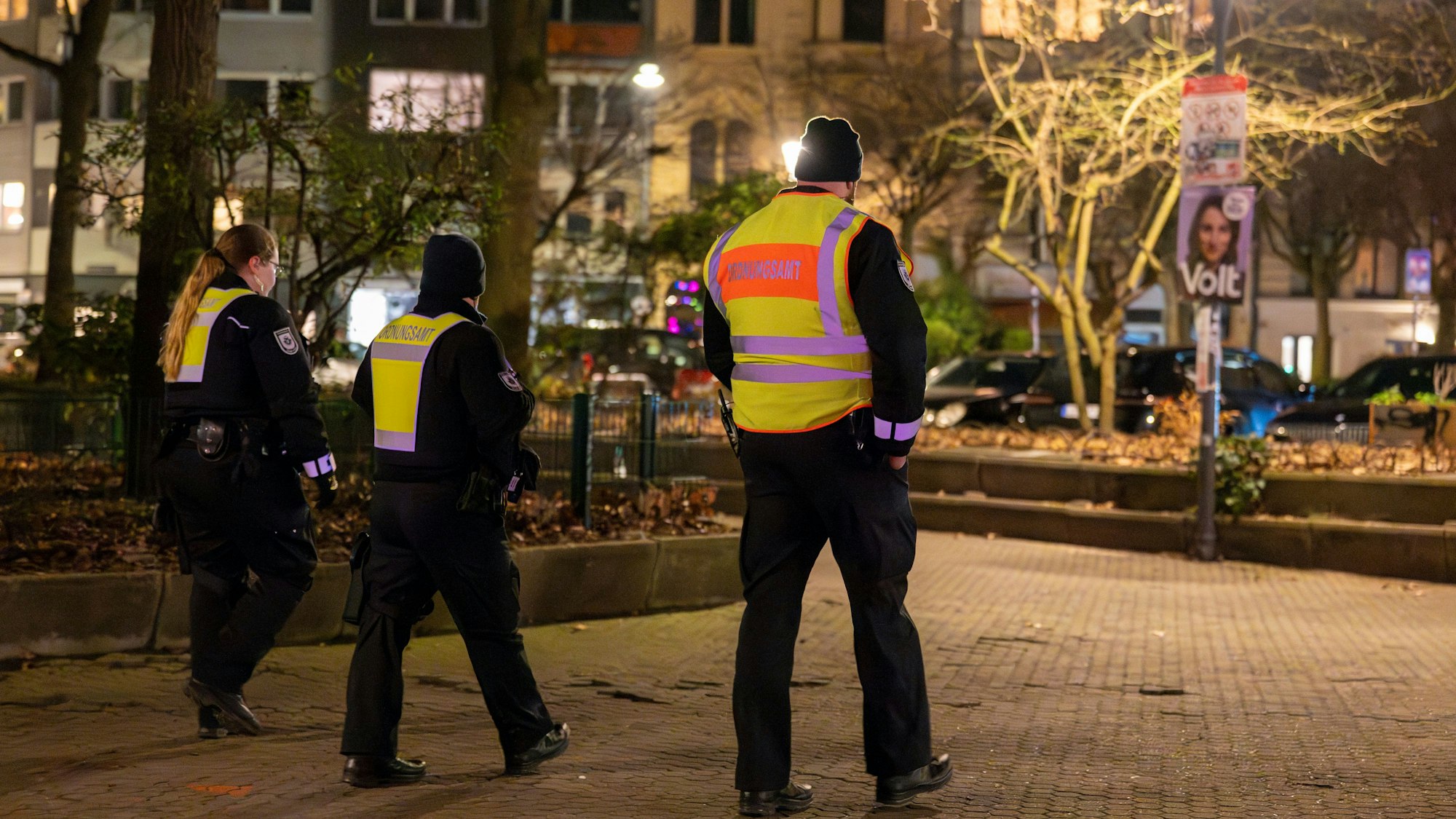 Das Ordnungsamt patrouilliert abends am Brüsseler Platz. Zum Schutz der Anwohnenden vor Lärm dürfen sich nach 22 Uhr auf dem Brüsseler Platz erstmalig keine Personen mehr aufhalten. (Archivbild)