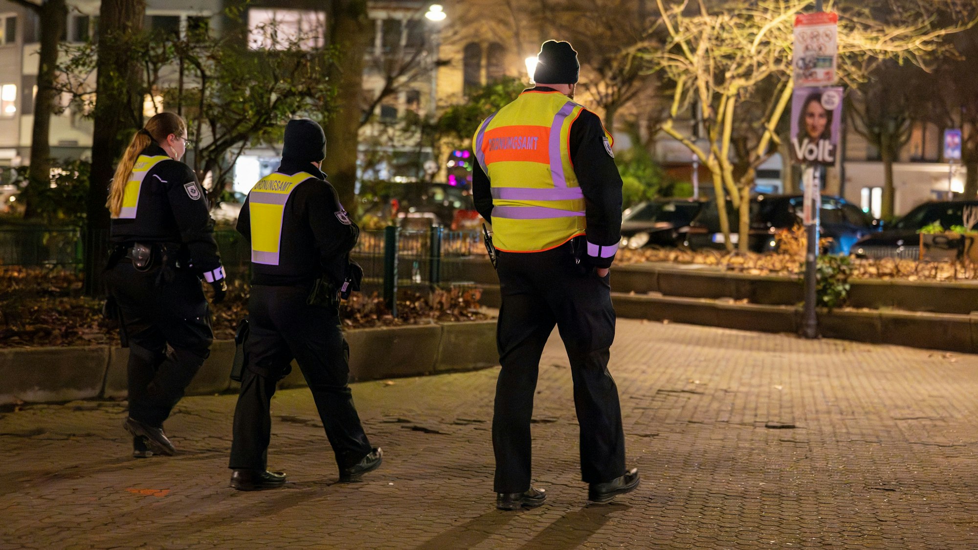 06.02.2025, Köln: Das Ordnungsamt patrouilliert abends am Brüsseler Platz. Zum Schutz der Anwohnenden vor Lärm dürfen sich nach 22 Uhr auf dem Brüsseler Platz erstmalig keine Personen mehr aufhalten. Das Verweilverbot gilt zukünftig am Freitag, Samstag und vor Feiertagen. Foto: Uwe Weiser