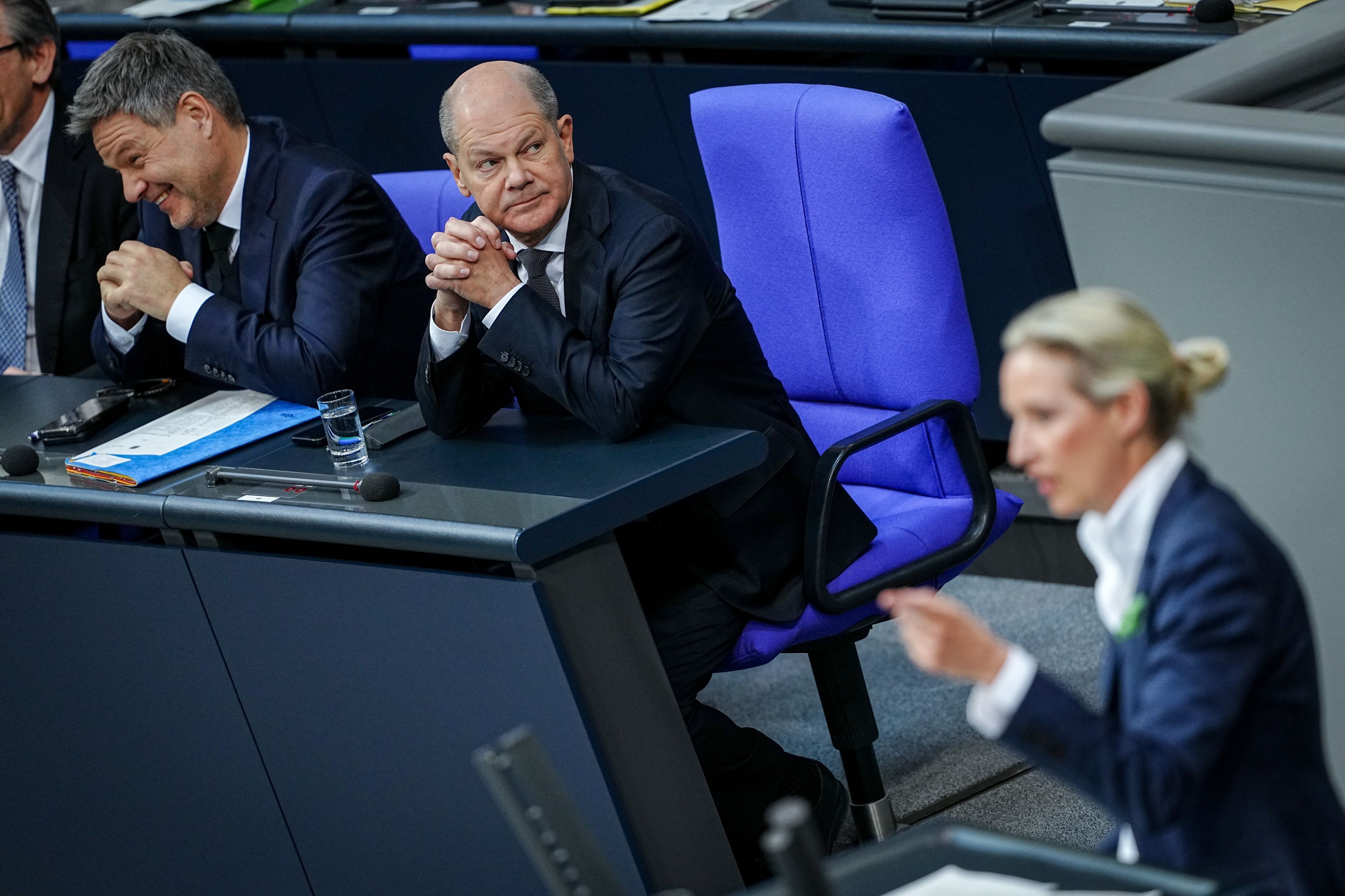 Alice Weidel (r.), Fraktions- und Parteivorsitzende der AfD, spricht im Bundestag in der Generaldebatte zur Situation in Deutschland neben Robert Habeck (Bündnis 90/Die Grünen, l.) und Bundeskanzler Olaf Scholz (SPD, Mitte).