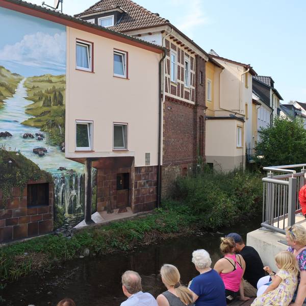 Im vergangenen September wurde in der Ortsmitte von Morsbach das Fassadenbild der Künstlerin Nadja Schwendemann an der Morsbach-Promenade eingeweiht.