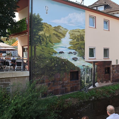 Im vergangenen September wurde in der Ortsmitte von Morsbach das Fassadenbild der Künstlerin Nadja Schwendemann an der Morsbach-Promenade eingeweiht.
