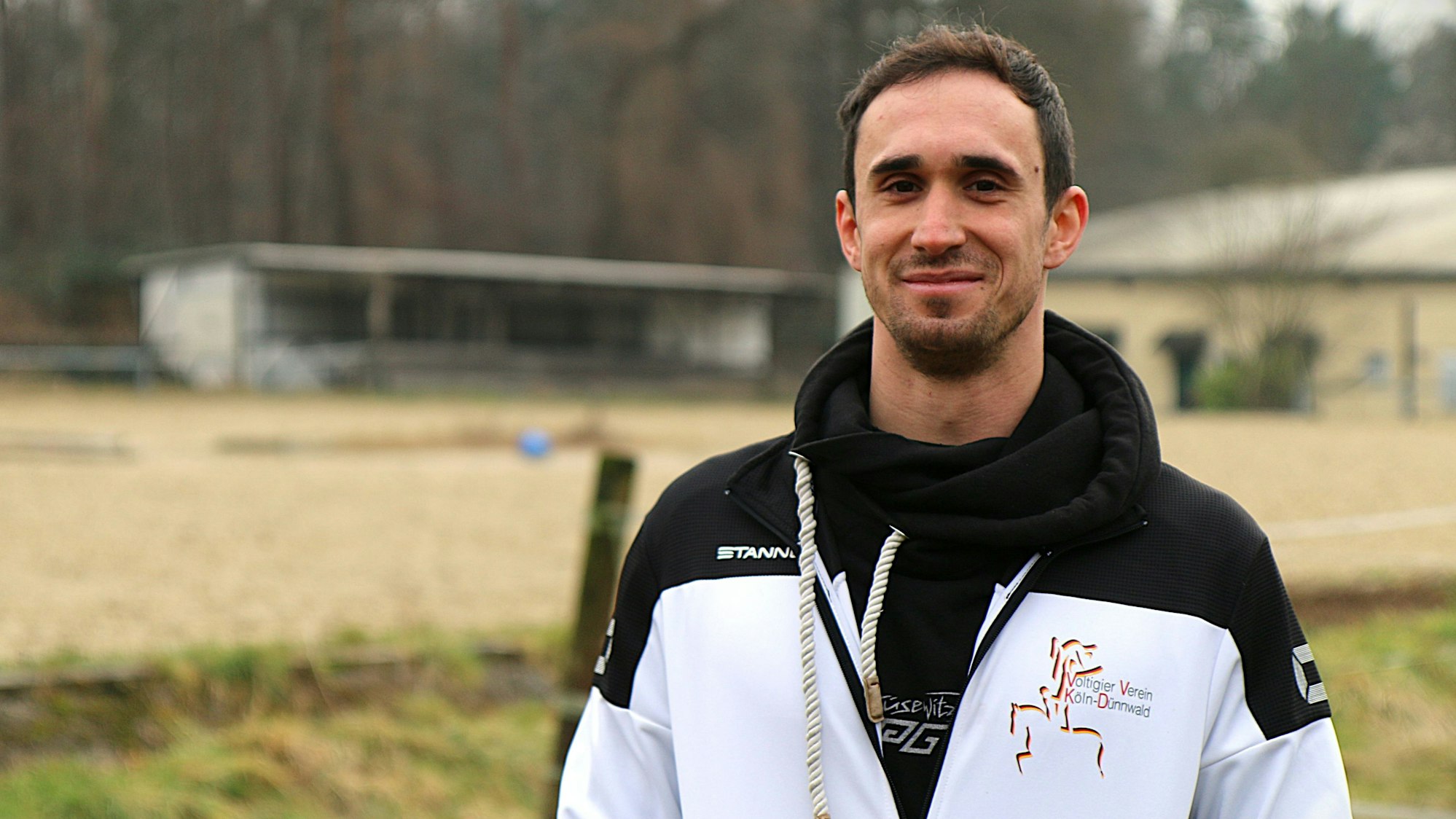 Portrait von Thomas Brüsewitz, im Hintergrund die Reitanlage des Voltigier Vereins in Dünnwald